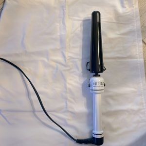 Professional Nano Ceramic 1-1/4" Flipperless Tapered Curling Wand. Never used